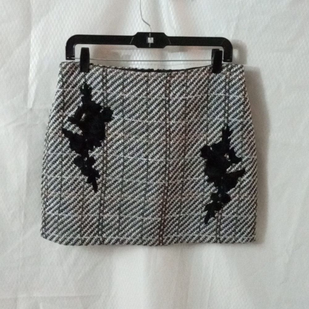 Women's New Look Mini Skirt 8 Black White Tan Plaid Wool Blend Preowned